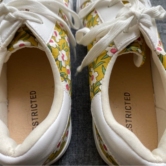 RESTRICTED White Floral Print Canvas Lace Sneakers Size 9.5 - Picture 5 of 15